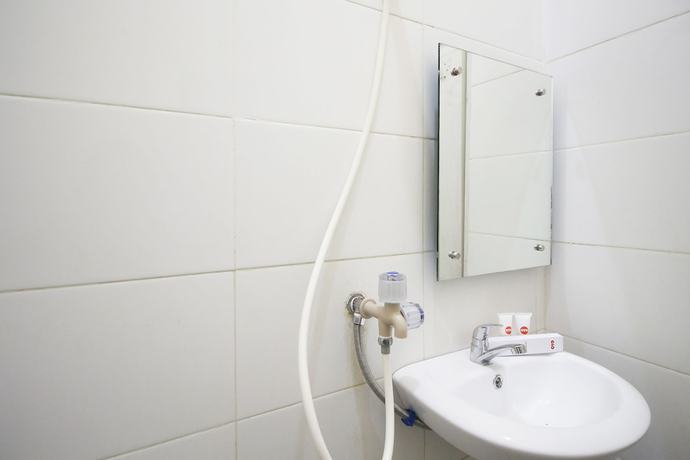 Imagen de la habitación del Hotel OYO 654 Fabio Guest House Syariah. Foto 5