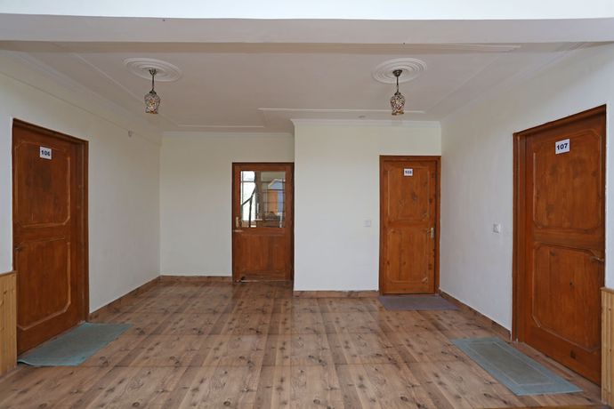 Imagen de los interiores del Hotel OYO 7008 Astha Cottage. Foto 19