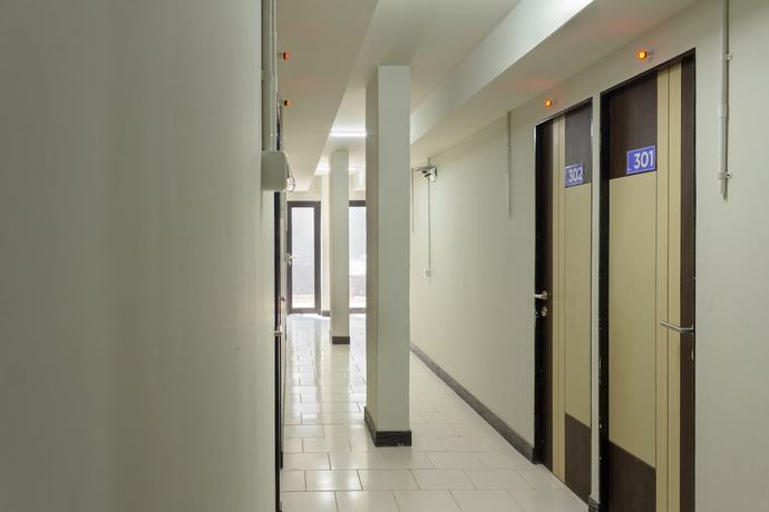 Imagen de los interiores del Hotel OYO 737 Kamar Keluarga Mahkota 8. Foto 12