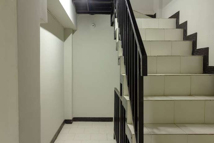 Imagen de los interiores del Hotel OYO 737 Kamar Keluarga Mahkota 8. Foto 13
