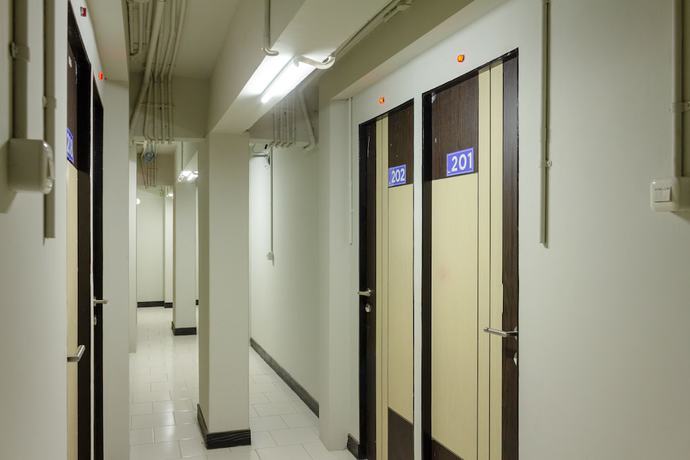 Imagen de los interiores del Hotel OYO 737 Kamar Keluarga Mahkota 8. Foto 17