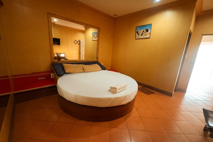 Imagen de la habitación del Hotel OYO 75583 Fut Fit Fo Fai Inn. Foto 10