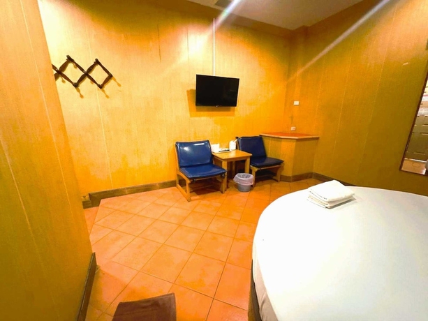 Imagen de la habitación del Hotel OYO 75583 Fut Fit Fo Fai Inn. Foto 11