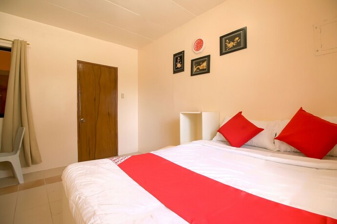 Imagen de la habitación del Hotel OYO 770 J5 Guest House and Restobar. Foto 18