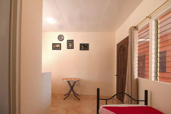 Imagen de la habitación del Hotel OYO 770 J5 Guest House and Restobar. Foto 29