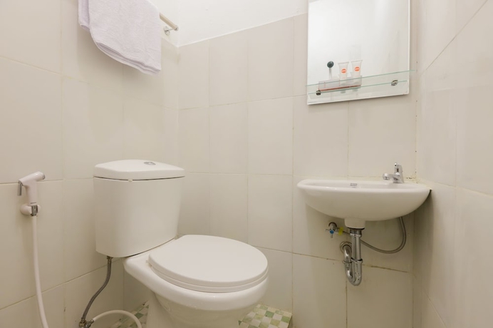 Imagen de la habitación del Hotel OYO 779 Mn One Residence Syariah Near ITC Cempaka Mas. Foto 11