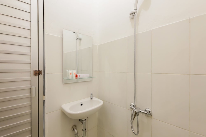Imagen de la habitación del Hotel OYO 779 Mn One Residence Syariah Near ITC Cempaka Mas. Foto 13