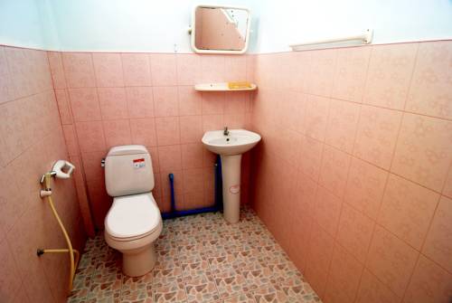 Imagen de la habitación del Hotel OYO 797 Pink House Bungalow. Foto 10