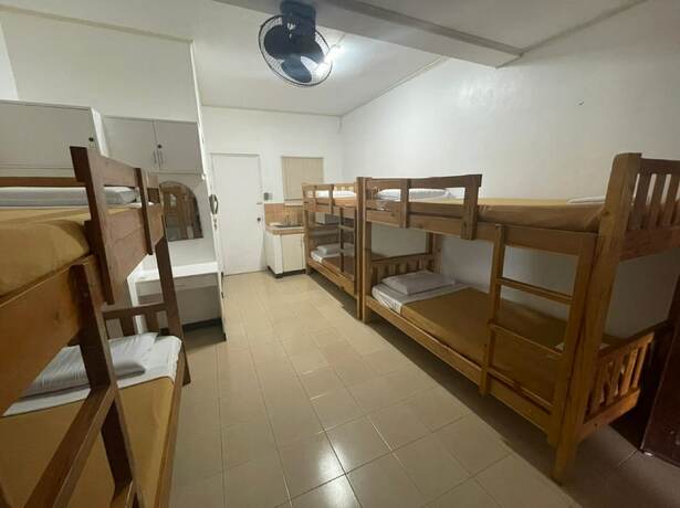 Imagen de la habitación del Hotel OYO 803 Amirsache Villa. Foto 21