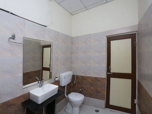 Imagen de la habitación del Hotel OYO 8391 Sanjog Resort. Foto 12