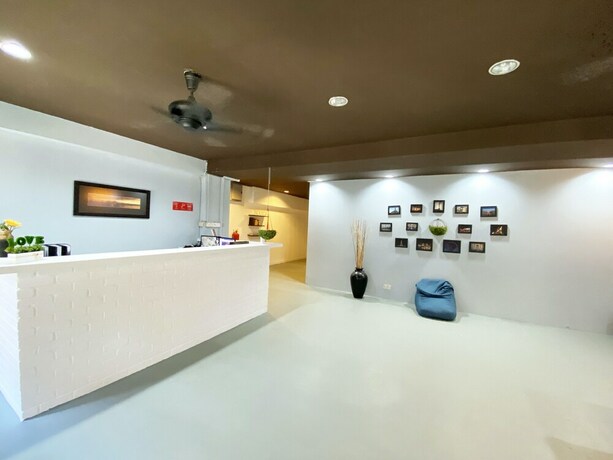 Imagen de los interiores del Hotel OYO 89398 Doorbellz. Foto 37