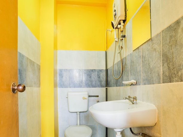Imagen de la habitación del Hotel OYO 89406 Lucky Budget. Foto 4
