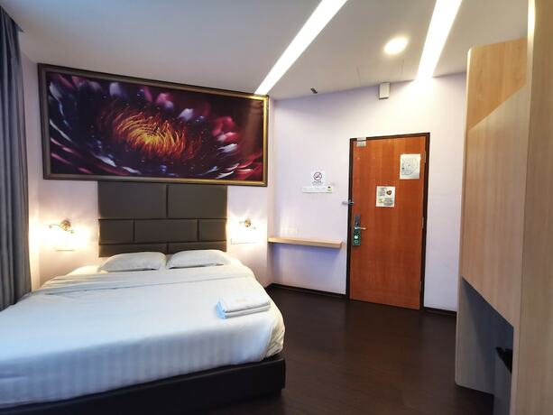 Imagen de la habitación del Hotel OYO 89423 Zenz Hotel. Foto 17