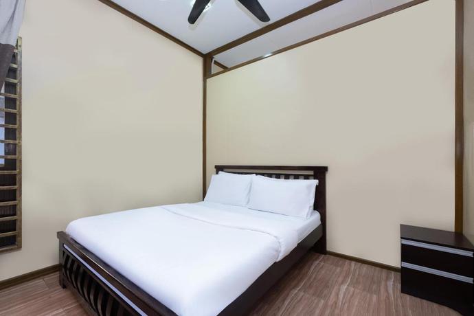 Imagen de la habitación del Hotel OYO 89873 Nurbayu Chalet. Foto 2