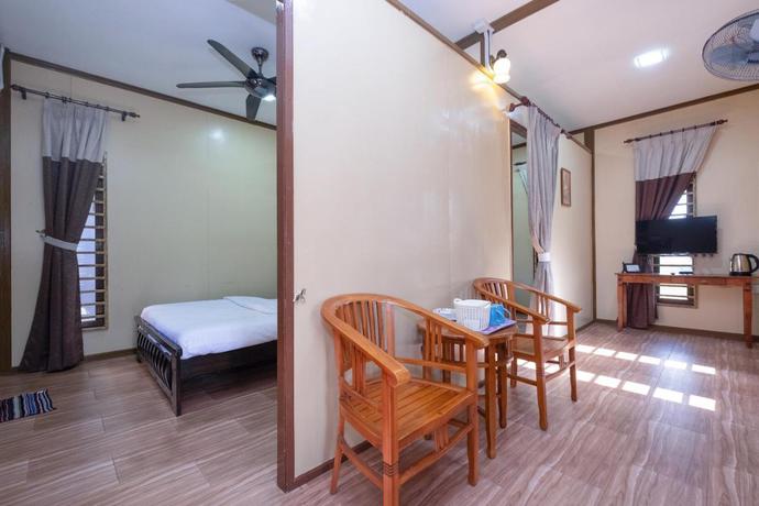 Imagen de la habitación del Hotel OYO 89873 Nurbayu Chalet. Foto 3