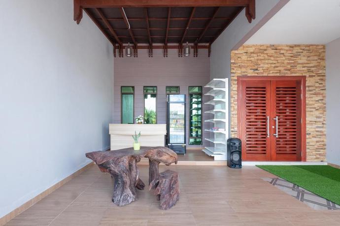 Imagen de los interiores del Hotel OYO 89873 Nurbayu Chalet. Foto 10