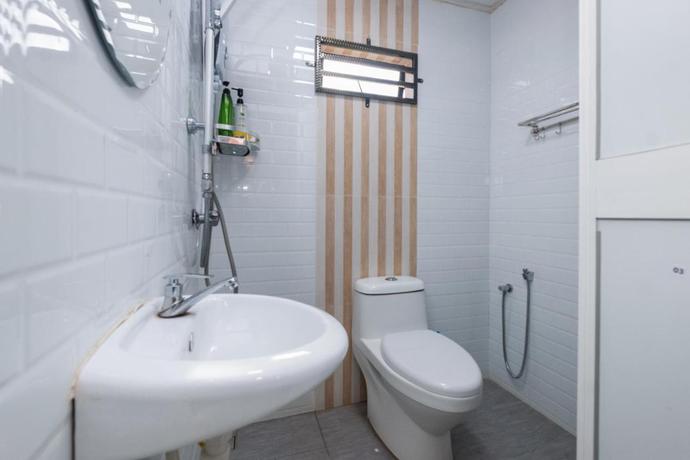 Imagen de la habitación del Hotel OYO 89873 Nurbayu Chalet. Foto 6