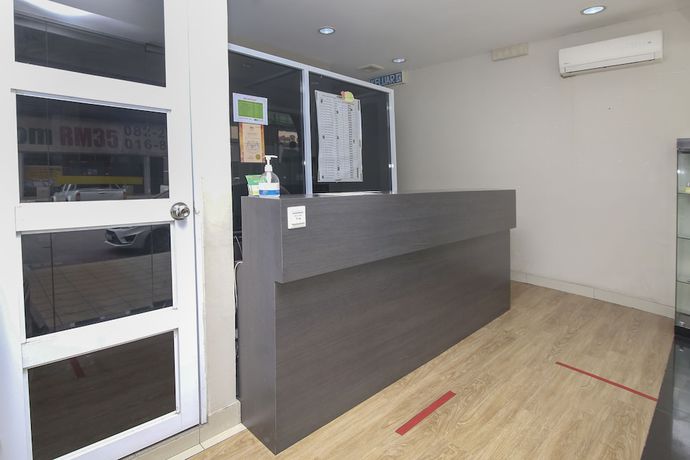 Imagen de los interiores del Hotel OYO 89959 Nice Stay Three Six Five Services. Foto 19