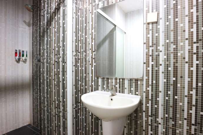 Imagen de la habitación del Hotel OYO 90244 Hotel Antara. Foto 17