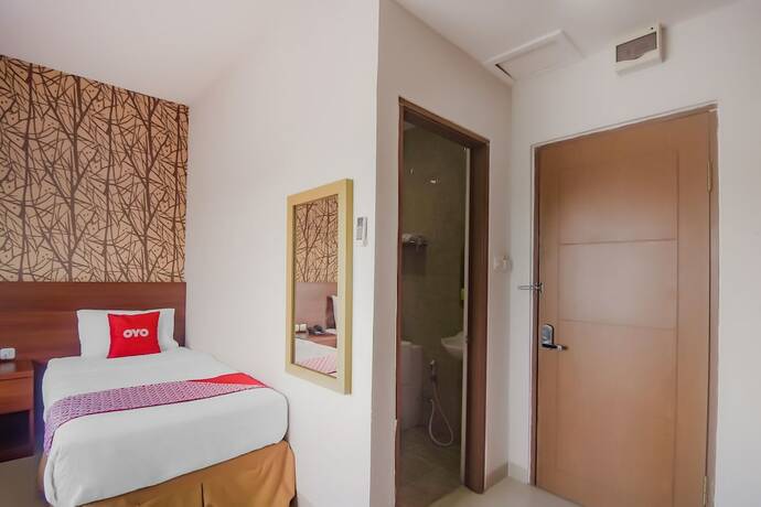 Imagen de la habitación del Hotel OYO 90312 Bahu Bay. Foto 19