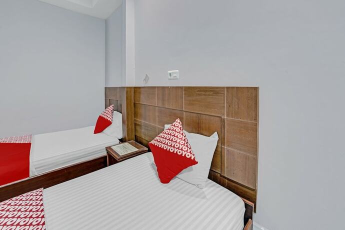 Imagen de la habitación del Hotel OYO 90487 Wisma Kuta Karang Baru. Foto 11