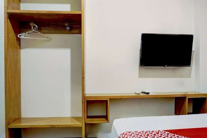 Imagen de la habitación del Hotel OYO 90629 The Home Srengseng. Foto 19