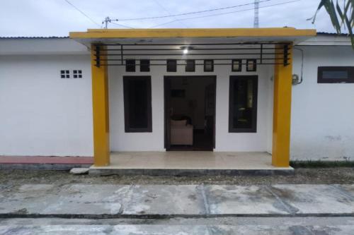 Imagen general del Hotel OYO 90699 Yellow White Guesthouse Palu. Foto 2