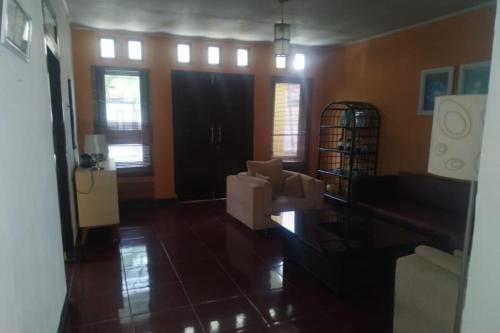 Imagen general del Hotel OYO 90699 Yellow White Guesthouse Palu. Foto 8