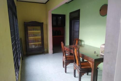 Imagen general del Hotel OYO 90699 Yellow White Guesthouse Palu. Foto 9
