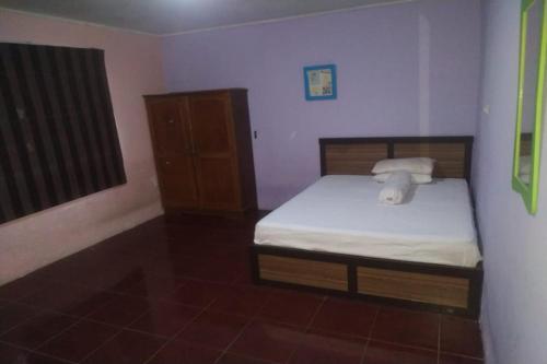 Imagen general del Hotel OYO 90699 Yellow White Guesthouse Palu. Foto 11