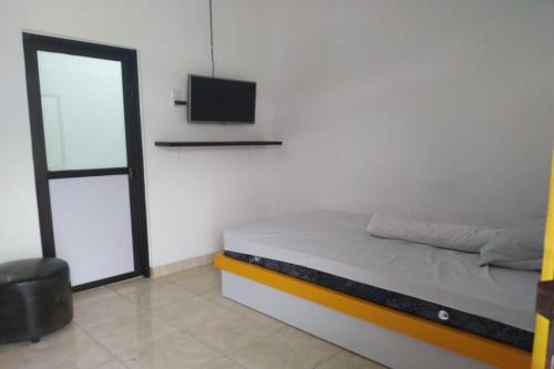 Imagen general del Hotel OYO 90699 Yellow White Guesthouse Palu. Foto 13