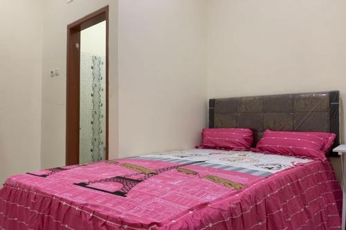 Imagen general del Hotel OYO 90699 Yellow White Guesthouse Palu. Foto 15