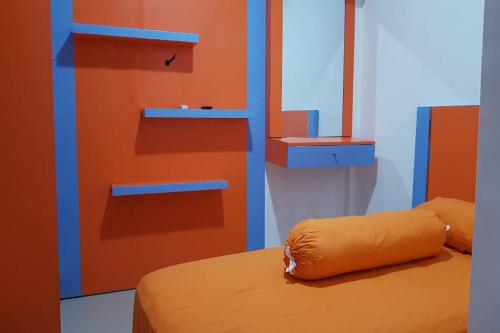 Imagen general del Hotel OYO 90699 Yellow White Guesthouse Palu. Foto 18