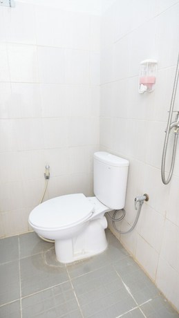 Imagen de la habitación del Hotel OYO 90730 Padekosan. Foto 12