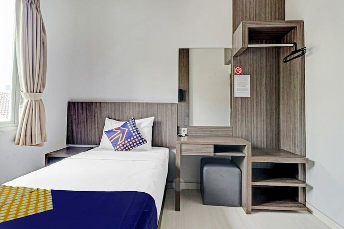 Imagen de la habitación del Hotel OYO 90777 D&rsquo;river Guest House. Foto 16