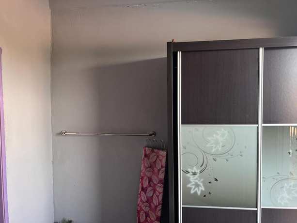Imagen de la habitación del Hotel OYO 90797 Napoh Motel. Foto 12