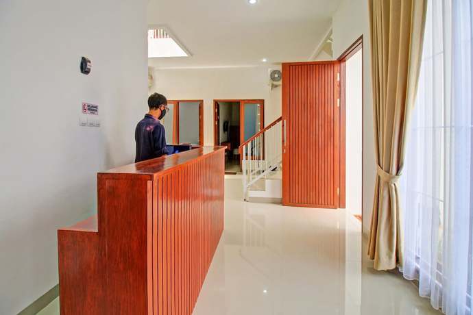 Imagen de los interiores del Hotel OYO 90820 Madania Guesthouse Syariah. Foto 12