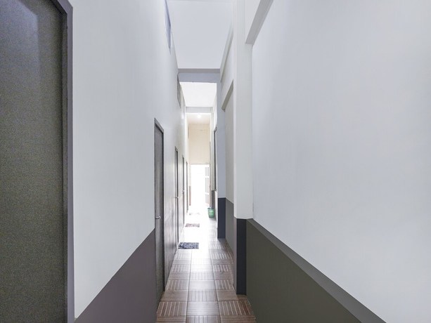 Imagen de los interiores del Hotel OYO 90825 Lizha 2. Foto 18
