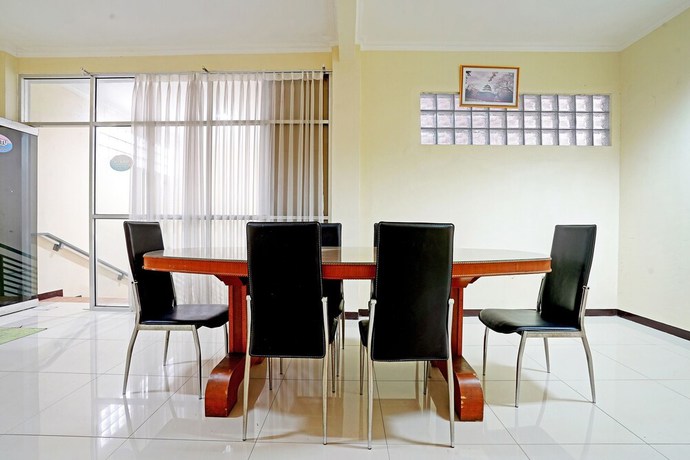 Imagen de los interiores del Hotel OYO 90836 Bartu Guesthouse. Foto 19