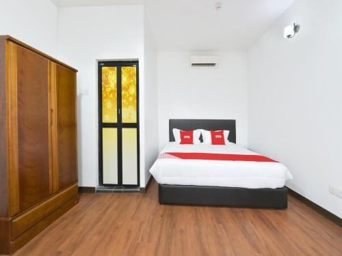 Imagen de la habitación del Hotel OYO 90869 Madeena Inn. Foto 17