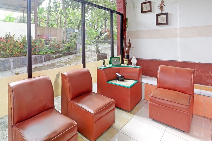 Imagen de los interiores del Hotel OYO 90878 Pakem Sari and Convetion. Foto 18