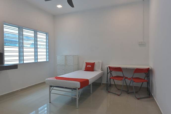 Imagen de la habitación del Hotel OYO 90889 Narasindo Cottage. Foto 11