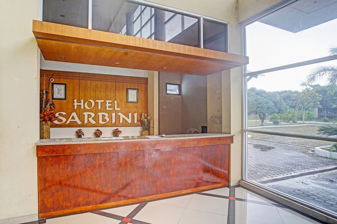 Imagen de los interiores del Hotel OYO 90947 Sarbini. Foto 19