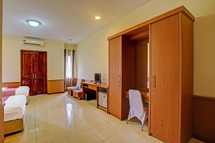 Imagen de la habitación del Hotel OYO 90947 Sarbini. Foto 14
