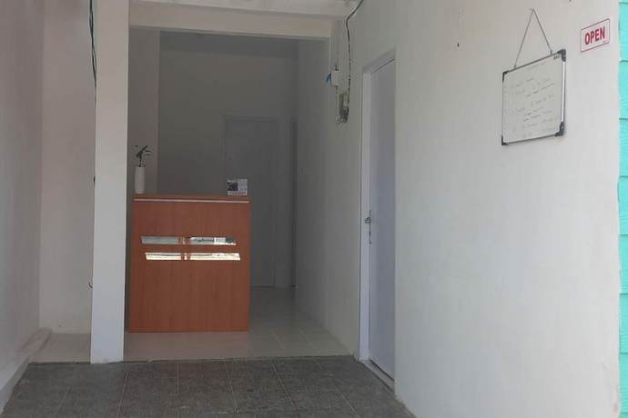 Imagen de los interiores del Hotel OYO 90974 Homestay Golo Koe Sejahtera. Foto 16