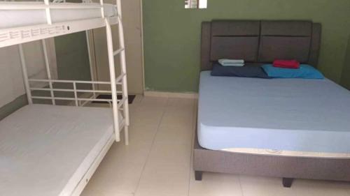Imagen de la habitación del Hotel OYO 90993 Ulu River Lodge. Foto 15