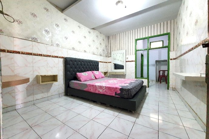Imagen de la habitación del Hotel OYO 91077 Losmen Bunda Arema. Foto 11