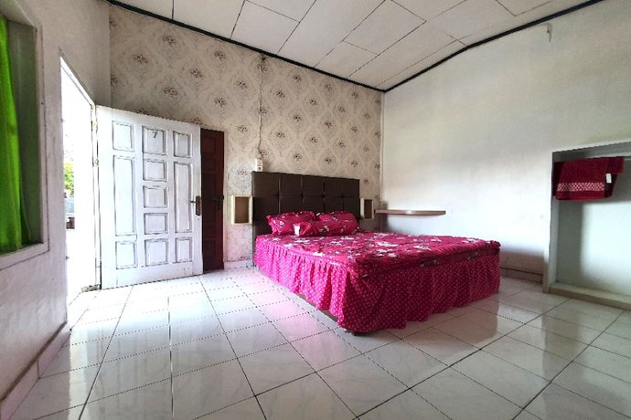 Imagen de la habitación del Hotel OYO 91077 Losmen Bunda Arema. Foto 12