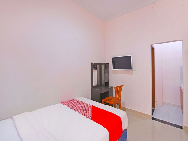 Imagen de la habitación del Hotel OYO 91445 Sandat Guest House. Foto 5