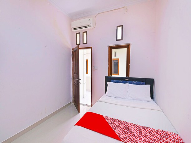 Imagen de la habitación del Hotel OYO 91445 Sandat Guest House. Foto 6